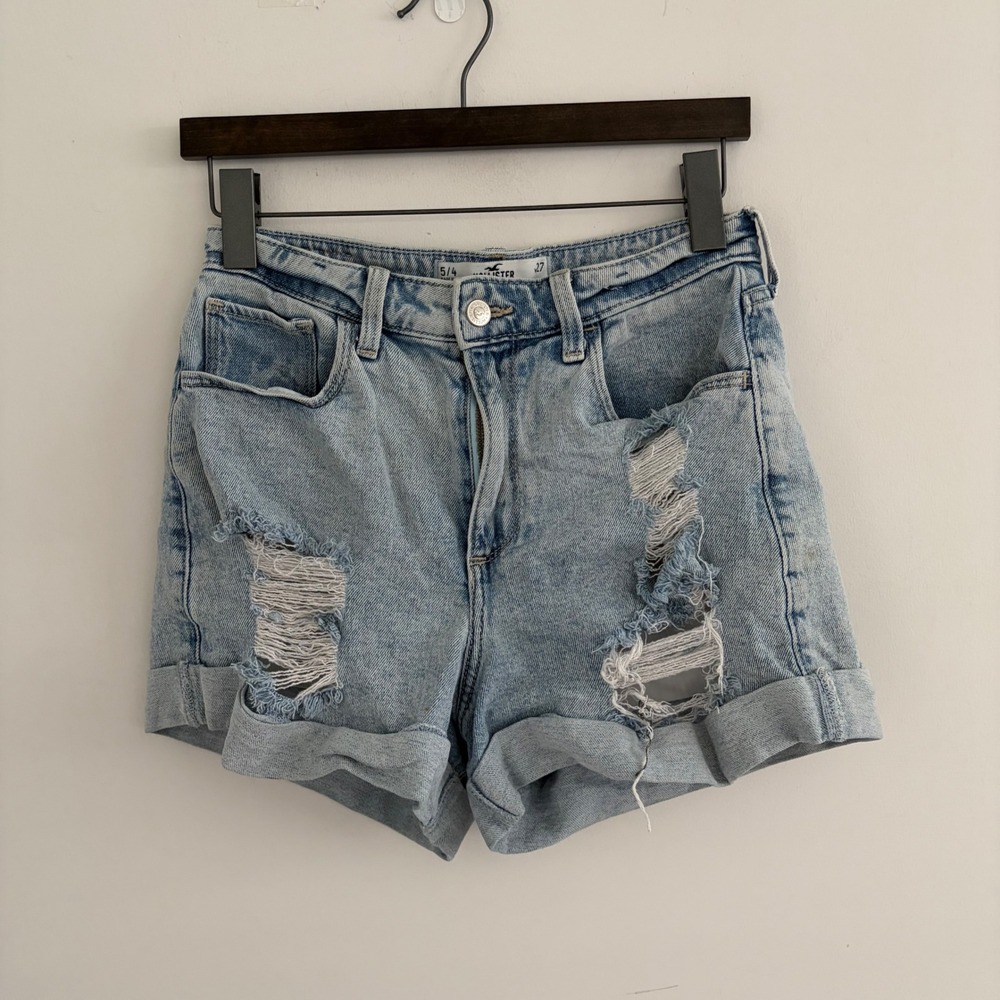 Hollister Curvy Ultra High-Rise Mom Short Light Wash Distressed 27